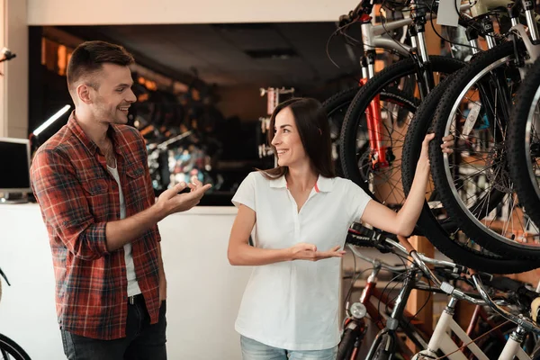 Une consultante montre l'acheteur dans un magasin de vélos . — Photo