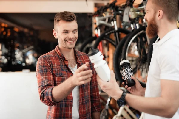 Een Verkoper Bij Een Winkel Van Fiets Helpt Een Jonge — Stockfoto