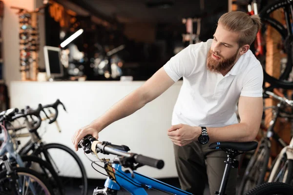 Der Verkäufer im Fahrradladen hält den Fahrradlenker. — Stockfoto