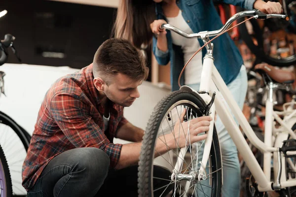 若いカップルは、新しい自転車を選択する自転車店に来た. — ストック写真