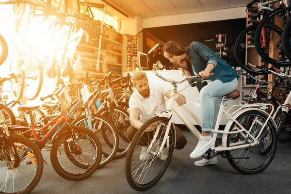 Ein junges Mädchen wählt ein Stadtrad in ihrem Laden. — Stockfoto