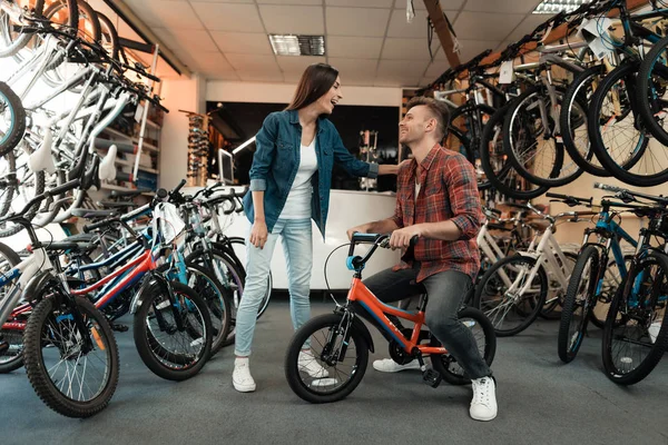 젊은 남자와 한 여자 어린이 자전거 선택. — 스톡 사진
