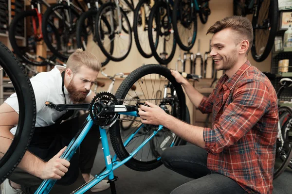 Ein junger Mann kam in die Werkstatt, um sein Fahrrad zu reparieren. — Stockfoto