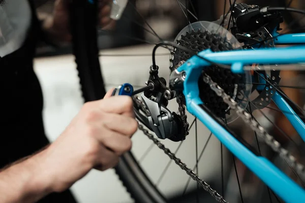 Ein junger Mann repariert ein Fahrrad. — Stockfoto