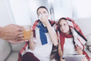 Adam onun karısı ve kızı sıcak sıcak çay getirdi. Kadın kucaklama kız ve onun burun üfleme