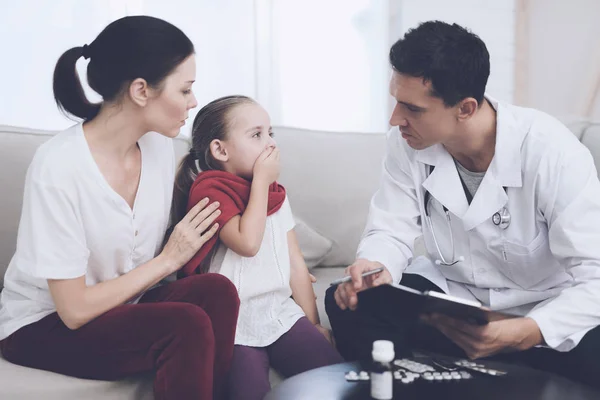 La petite fille a attrapé froid. Sa mère a appelé le médecin à la maison. Le docteur interroge la fille — Photo