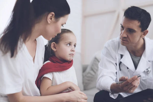 Das kleine Mädchen erkältete sich. Ihre Mutter rief den Arzt zu Hause an. Arzt verhört das Mädchen — Stockfoto