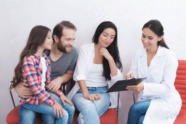 Aile içinde bir tıbbi klinik bir dişçi görmeye geldim. Sekreter gerekli gazetelere doldurmak yardımcı olur.