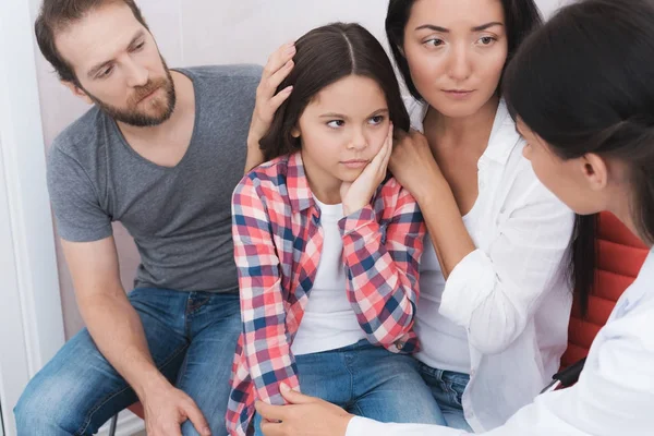 La familia vino a ver a un dentista en una clínica médica. La chica tiene dolor de muelas. . — Foto de Stock