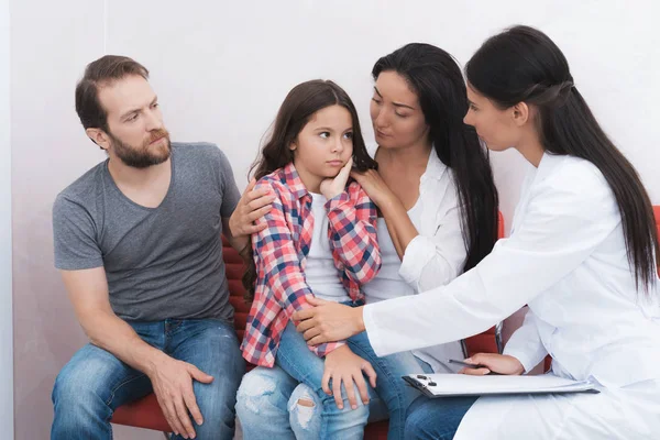 Die Familie kam zu einem Zahnarzt in eine Klinik. das Mädchen hat Zahnschmerzen. — Stockfoto