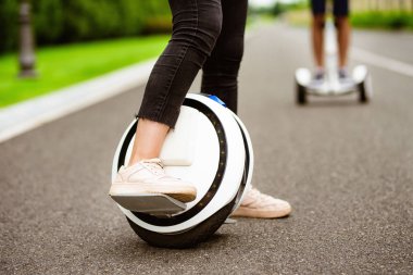 Yakın çekim. Kadın ayakları üzerinde bir monocycle. O ne o üzerine kaymaktadır gösterir