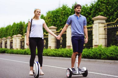 Çifti bir gyroboard ve bir tek gözlük bir ülke parkta biniyor. Onlar mutlular