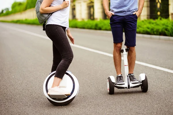 De cerca. Pareja montada en un giroscopio y monomotor en un parque rural — Foto de Stock