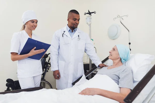 Il medico comunica con il paziente. Una donna è trattata con il cancro . — Foto Stock