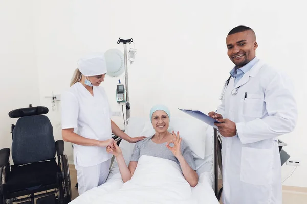 Zdravotní sestra a doktor stojí u pacienta s rakovinou. Doktor se drží její rentgenové. — Stock fotografie