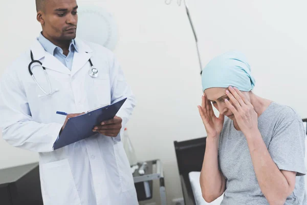 O médico interroga a mulher. Uma mulher passa por reabilitação após o tratamento do câncer . — Fotografia de Stock