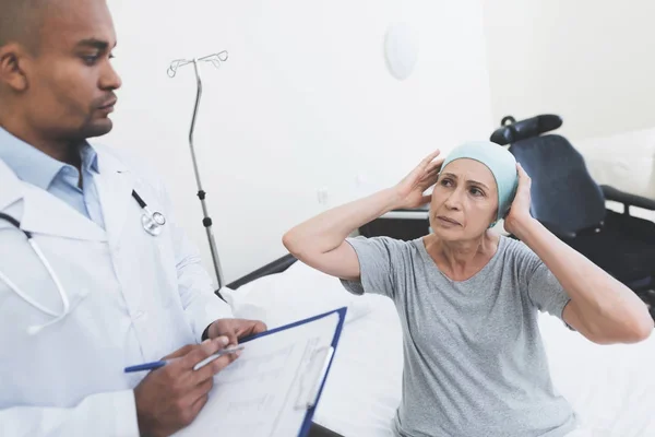 El doctor interroga a la mujer. Una mujer se somete a rehabilitación después del tratamiento del cáncer . —  Fotos de Stock