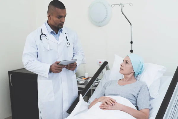 El doctor interroga a la mujer. Una mujer se somete a rehabilitación después del tratamiento del cáncer . —  Fotos de Stock