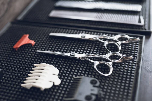 As ferramentas do cabeleireiro na barbearia masculina . — Fotografia de Stock