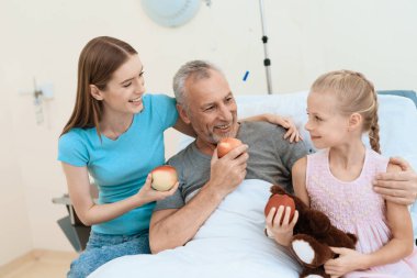 Yaşlı bir adam bir yatakta bir hastane odasında yatıyor. O bir kız ile bir kadın tarafından görülür.