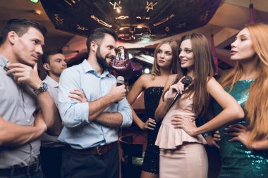 Genç insanların eğlenceli bir gece kulübünde yok. Üç erkek ve üç kadın bir müzikal savaş düzenledi.