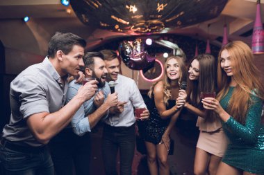 Genç insanların eğlenceli bir gece kulübünde yok. Üç erkek ve üç kadın bir müzikal savaş düzenledi.