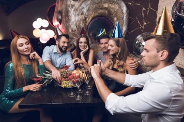 Adam, arkadaşlarıyla içmeye şampanya açılır. Danstan sonra tablo ve geri kalan kulüpte içinde oturuyorlar.