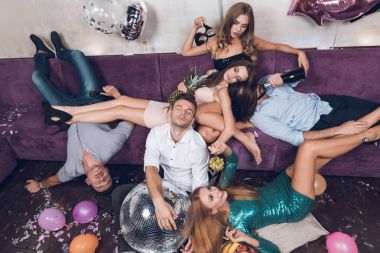 Gençler fırtınalı bir parti bir gece kulübünde sonra dinlenme.