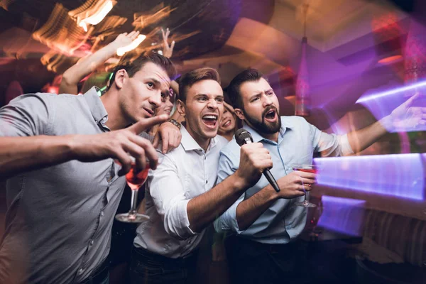Τρεις Άντρες Τραγουδούν Ένα Κλαμπ Καραόκε Νέοι Άνθρωποι Έχουν Διασκέδαση — Φωτογραφία Αρχείου