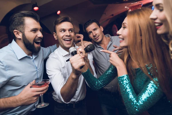 Los jóvenes se divierten en un club nocturno. Tres hombres y tres mujeres libraron una batalla musical . — Foto de Stock