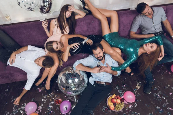 Gençler fırtınalı bir parti bir gece kulübünde sonra dinlenme.