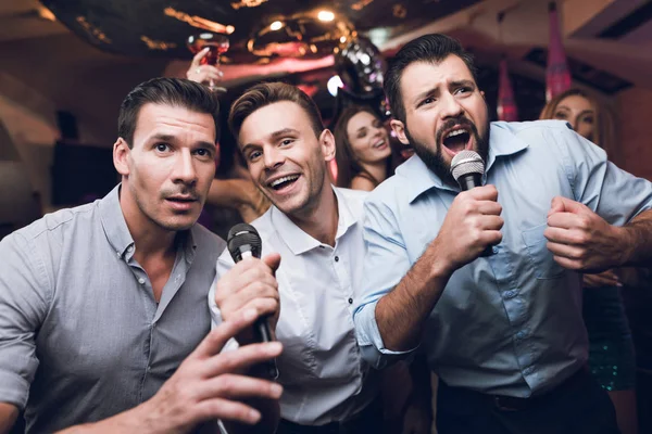 Τρεις Άντρες Τραγουδούν Ένα Κλαμπ Καραόκε Νέοι Άνθρωποι Έχουν Διασκέδαση Φωτογραφία Αρχείου