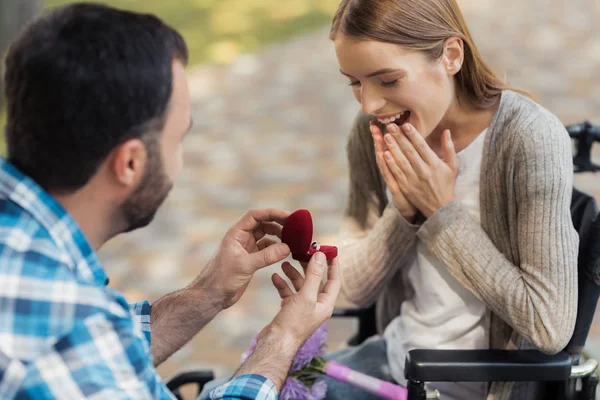 Un homme et une femme en fauteuil roulant se sont rencontrés dans le parc. Un homme fait d'une femme une prépossession . — Photo
