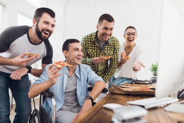 Ofis çalışanları ve bilgisayar ekranı ve gülmek bir tekerlekli sandalye göz erkekte.