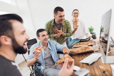 Ofis çalışanları ve bilgisayar ekranı ve gülmek bir tekerlekli sandalye göz erkekte.