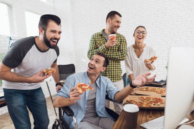 Ofis çalışanları ve bilgisayar ekranı ve gülmek bir tekerlekli sandalye göz erkekte.