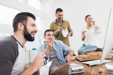 Ofis çalışanları ve bilgisayar ekranı ve gülmek bir tekerlekli sandalye göz erkekte.