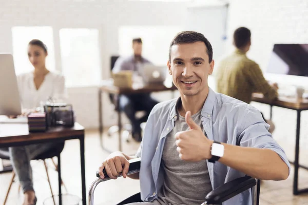 Funktionshindrad person i rullstol visar gärna på kontoret. — Stockfoto