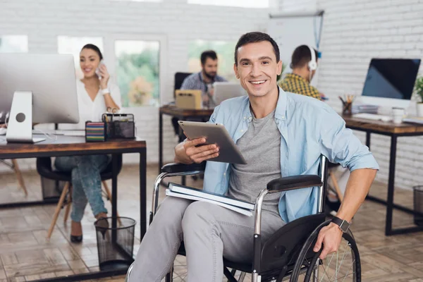 Personas con discapacidad en silla de ruedas trabaja en la oficina . — Foto de Stock