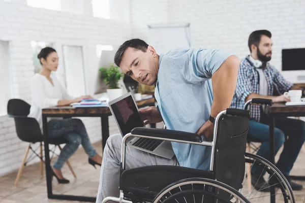 La persona disabile sulla sedia a rotelle lavora in ufficio. Si sente male. . — Foto Stock