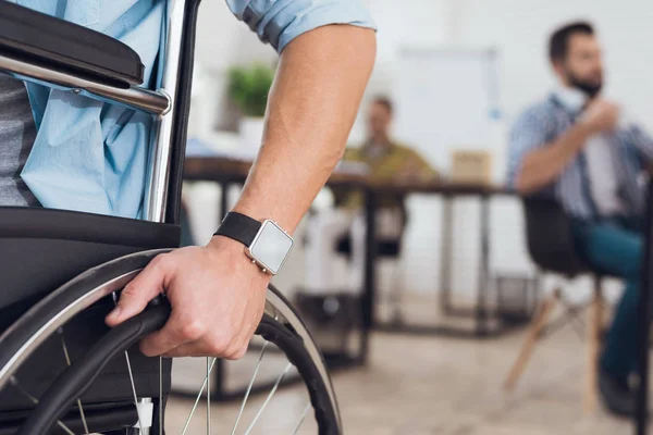 Een gehandicapte man zit in een rolstoel. — Stockfoto