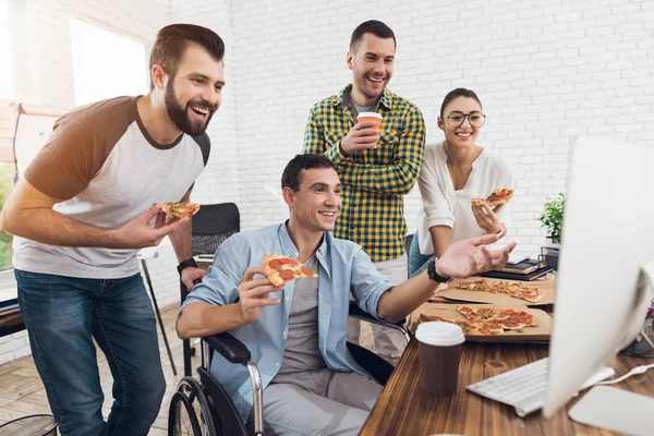 Ofis çalışanları ve bilgisayar ekranı ve gülmek bir tekerlekli sandalye göz erkekte.