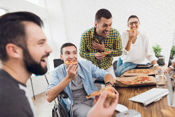 Ofis çalışanları ve bilgisayar ekranı ve gülmek bir tekerlekli sandalye göz erkekte.
