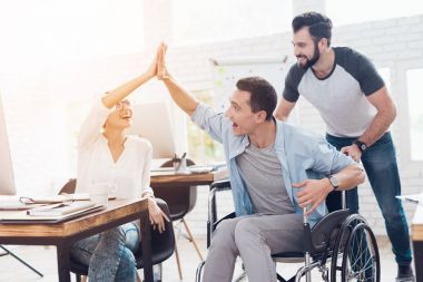 Bir meslektaşım ofis etrafında tekerlekli sandalyede bir kişi alır. Onlar eğlenceli ve kahkaha var..