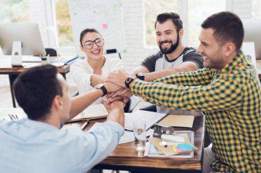 Ofiste bir şey tartışırken gençlerin bir grup. Bir ekip çalışması gösteriyorlar.