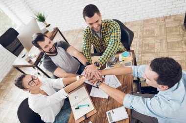 Ofiste bir şey tartışırken gençlerin bir grup. Bir ekip çalışması gösteriyorlar.