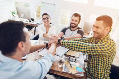 Ofiste bir şey tartışırken gençlerin bir grup. Bir ekip çalışması gösteriyorlar.