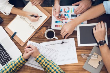 Toplantı sırasında iş ofis çalışanlarının el Üstten Görünüm.