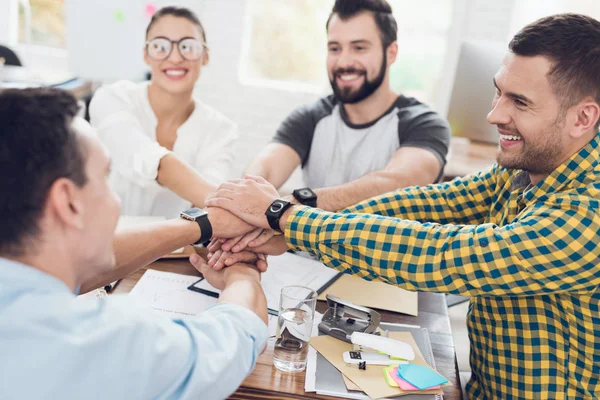 En gruppe ungdommer som diskuterer noe på kontoret. De viser et samarbeid. . – stockfoto