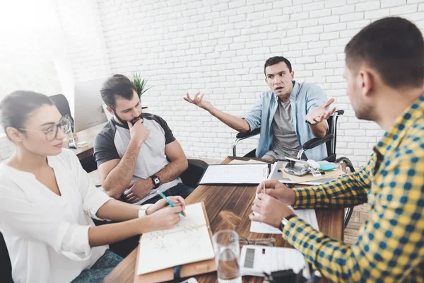 Misverstand tijdens een ontmoeting tussen collega's. Ze zijn het maken van nerveus gesprek op kantoor. — Stockfoto